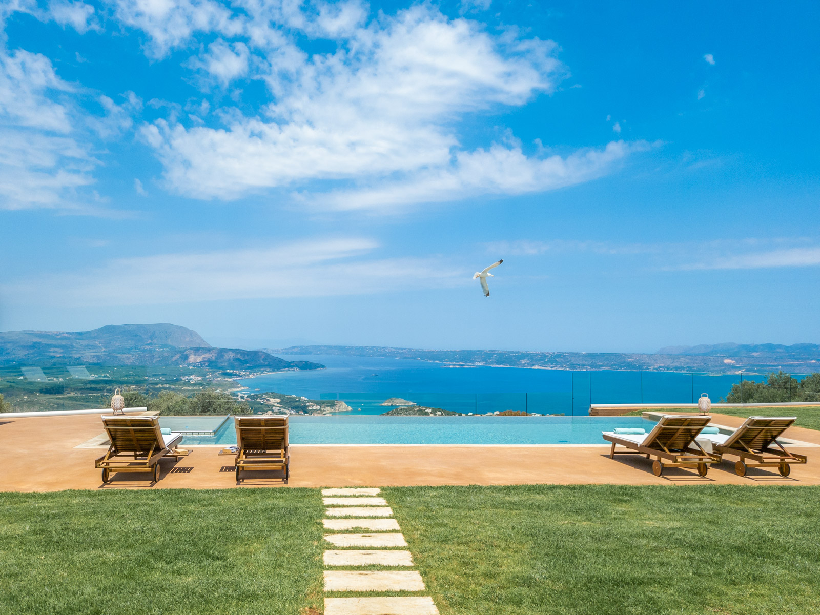 Infinity pool, loungers and panoramic sea view